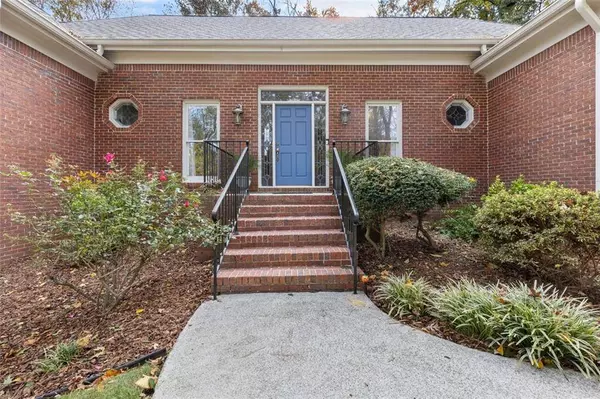 5768 LOST GROVE DR NW, Lilburn, GA 30047