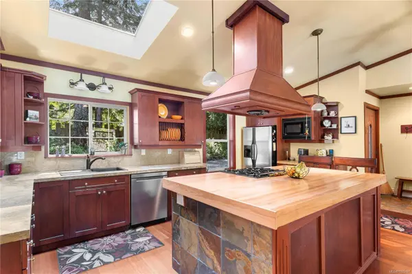 1126 North Rd, Gabriola Island, BC V0R 1X3