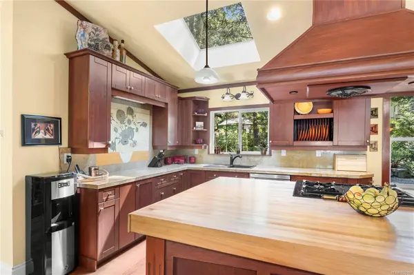 1126 North Rd, Gabriola Island, BC V0R 1X3