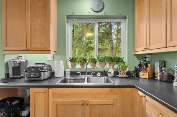 3055 Mander Rd, Gabriola Island, BC V0R 1X7