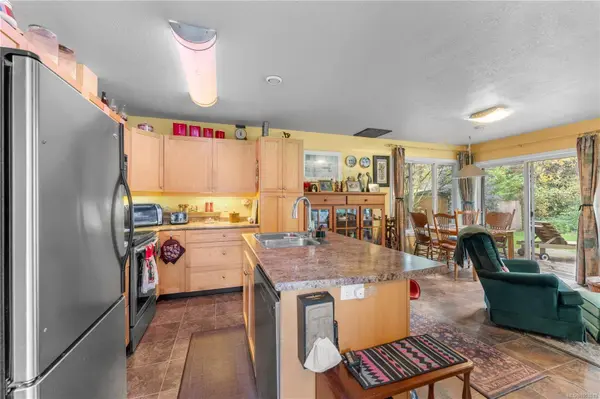 3275 South Rd, Gabriola Island, BC V0R 1X7