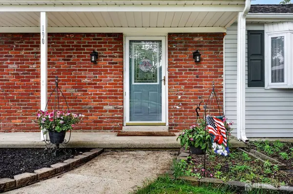 100 Coachman DR, Florence, NJ 08505