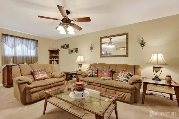 100 Coachman DR, Florence, NJ 08505