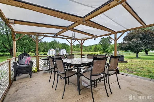 100 Coachman DR, Florence, NJ 08505