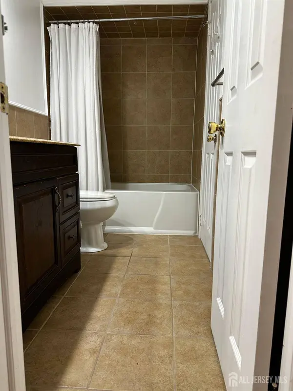 701 Woodbridge Commons WAY, Iselin, NJ 08830
