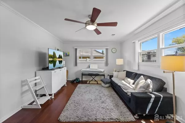 15 Winthrop RD, Edison, NJ 08817