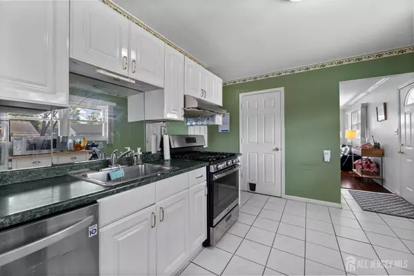 15 Winthrop RD, Edison, NJ 08817