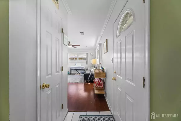 15 Winthrop RD, Edison, NJ 08817