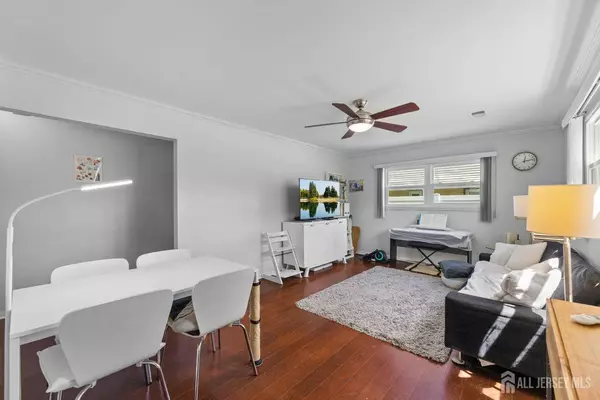 15 Winthrop RD, Edison, NJ 08817