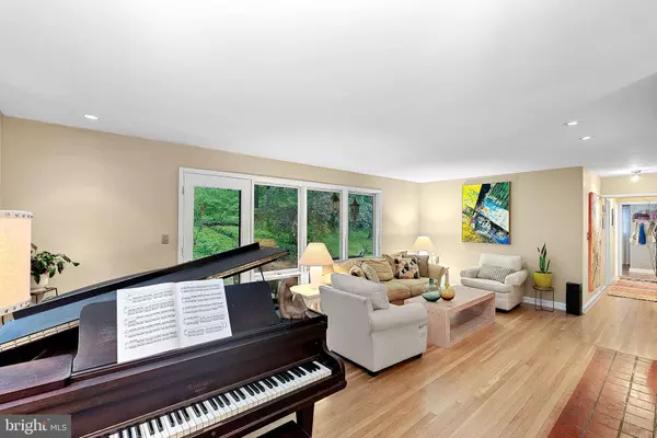 3608 WHISPERING LN, Falls Church, VA 22041