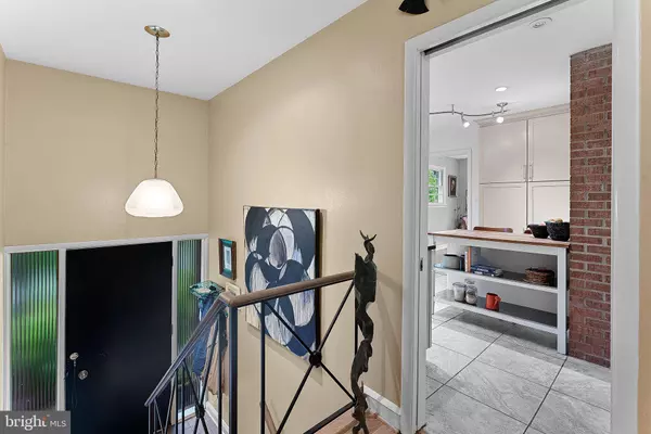 3608 WHISPERING LN, Falls Church, VA 22041