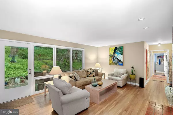 3608 WHISPERING LN, Falls Church, VA 22041