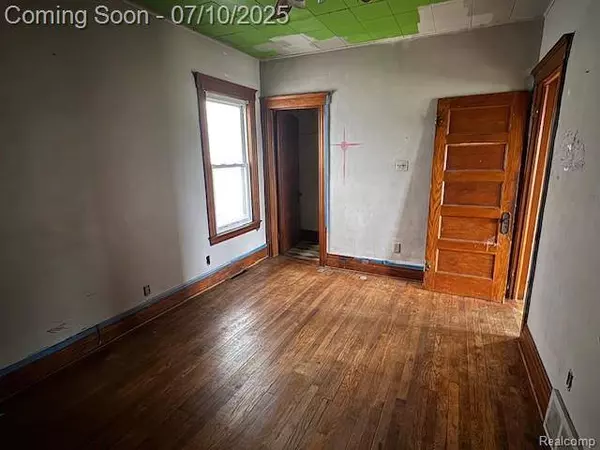 566 Elm Street, Wyandotte, MI 48192