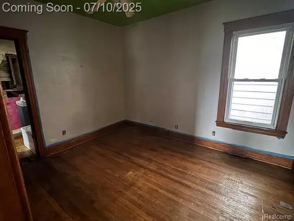 566 Elm Street, Wyandotte, MI 48192