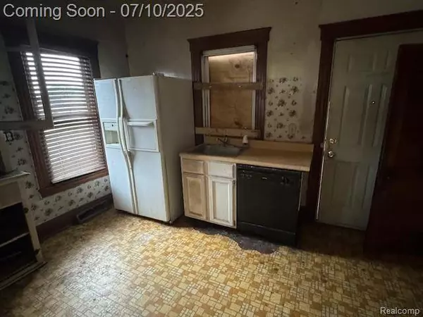 566 Elm Street, Wyandotte, MI 48192