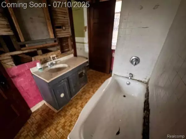 566 Elm Street, Wyandotte, MI 48192