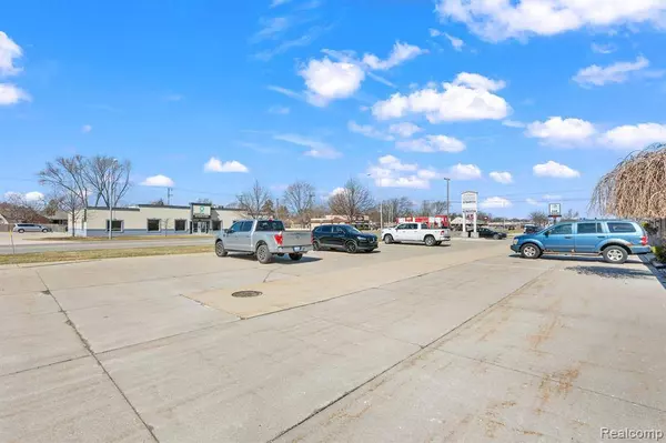 28018 HARPER Avenue, St. Clair Shores, MI 48081