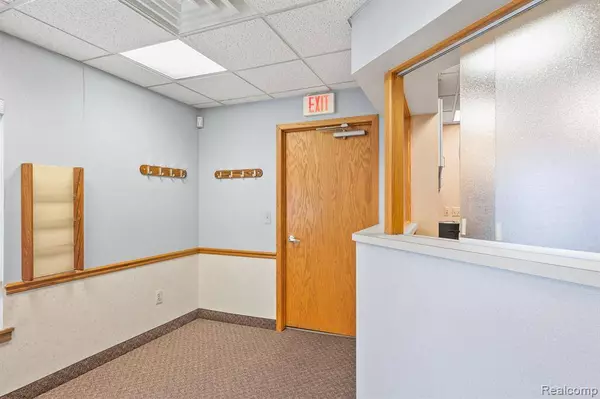 28018 HARPER Avenue, St. Clair Shores, MI 48081