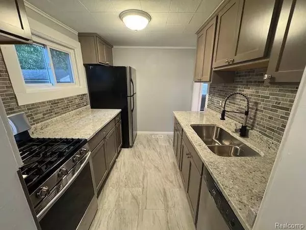 420 W Browning Avenue, Hazel Park, MI 48030