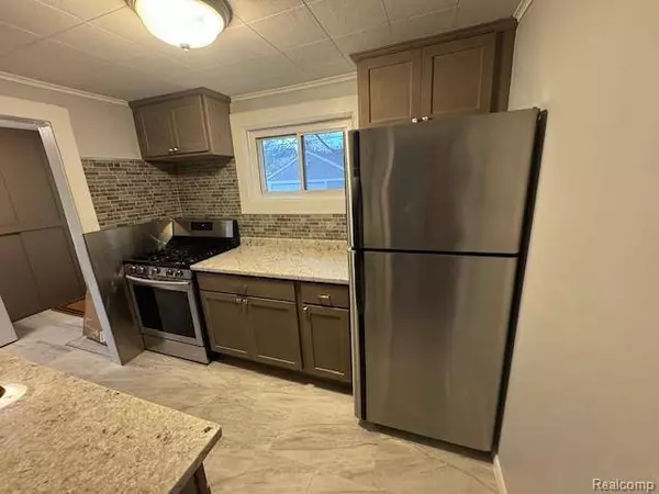 420 W Browning Avenue, Hazel Park, MI 48030