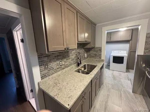 420 W Browning Avenue, Hazel Park, MI 48030