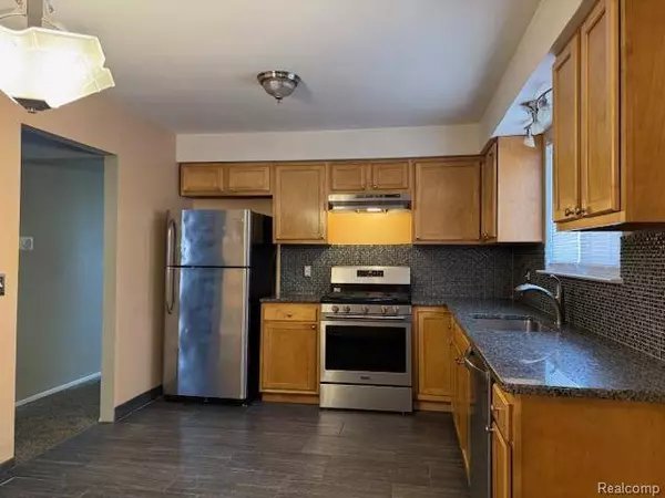 2010 GUTHRIE AVE, Royal Oak, MI 48067