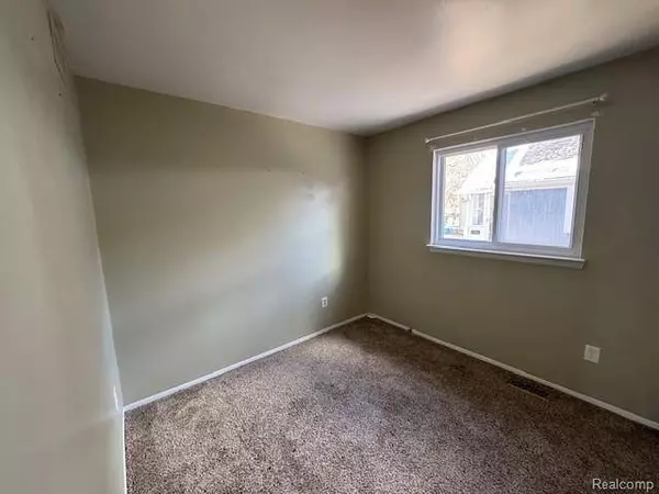 2010 GUTHRIE AVE, Royal Oak, MI 48067