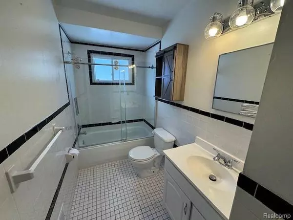 2010 GUTHRIE AVE, Royal Oak, MI 48067