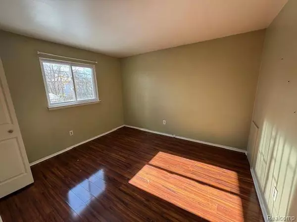 2010 GUTHRIE AVE, Royal Oak, MI 48067