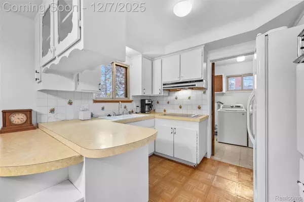 8718 Binney DR, Warren, MI 48093