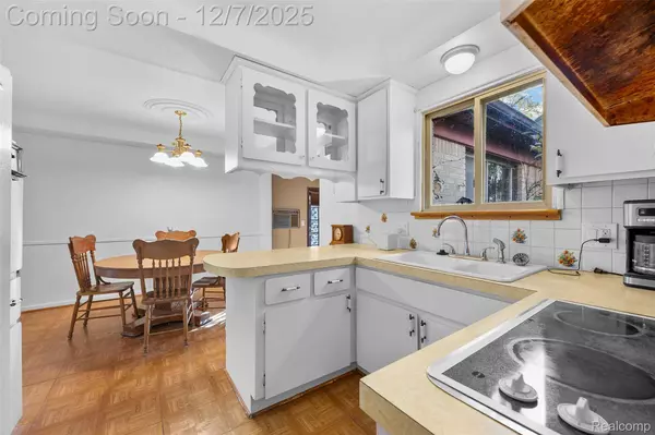 8718 Binney DR, Warren, MI 48093