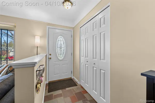 11368 Canterbury DR, Warren, MI 48093