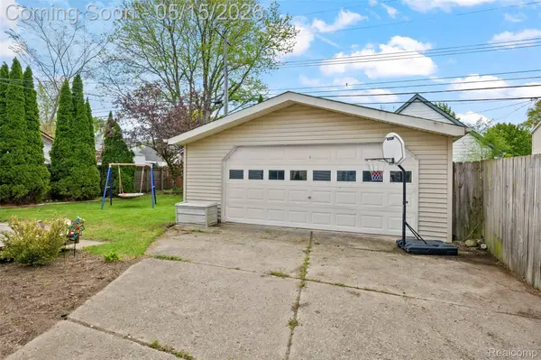 327 Tecumseh ST, Clawson, MI 48017