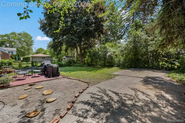 10467 W 11 Mile RD, Huntington Woods, MI 48070