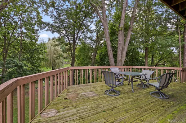 20 Lakeview DR, Oakland Charter Township, MI 48370