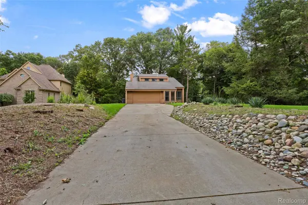 20 Lakeview DR, Oakland Charter Township, MI 48370