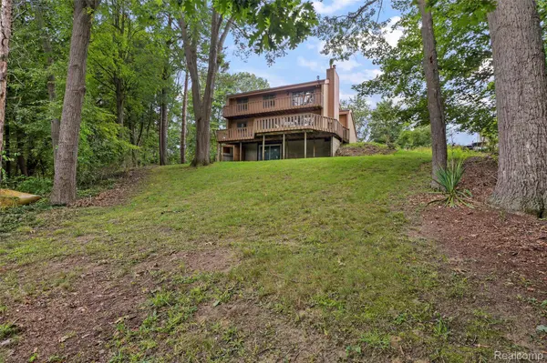 20 Lakeview DR, Oakland Charter Township, MI 48370