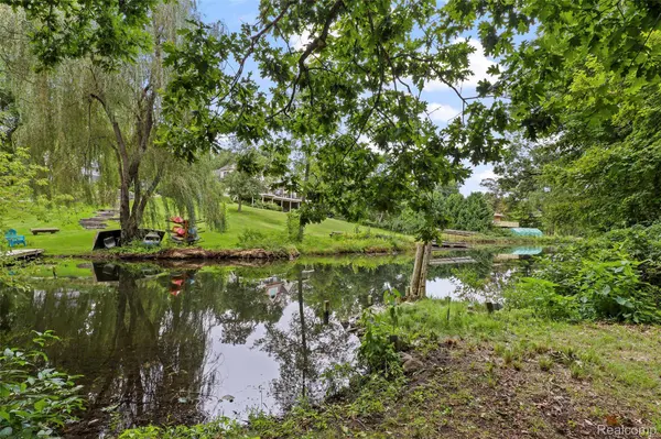 20 Lakeview DR, Oakland Charter Township, MI 48370
