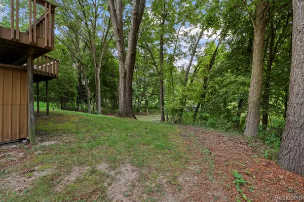 20 Lakeview DR, Oakland Charter Township, MI 48370