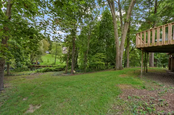 20 Lakeview DR, Oakland Charter Township, MI 48370