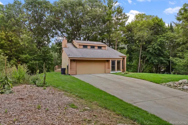 20 Lakeview DR, Oakland Charter Township, MI 48370