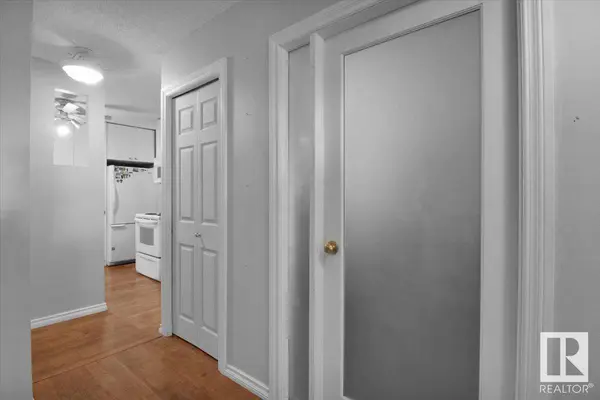 1152 SADDLEBACK RD NW, Edmonton, AB T6J 4Z4