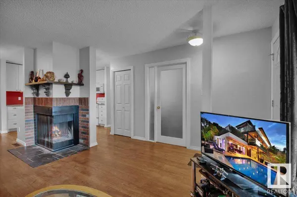 1152 SADDLEBACK RD NW, Edmonton, AB T6J 4Z4