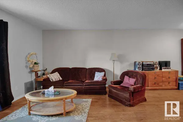 1152 SADDLEBACK RD NW, Edmonton, AB T6J 4Z4