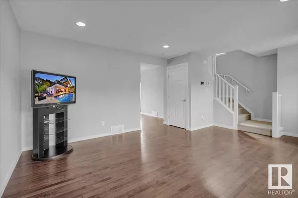 21427 95 AV NW, Edmonton, AB T5T 4C9