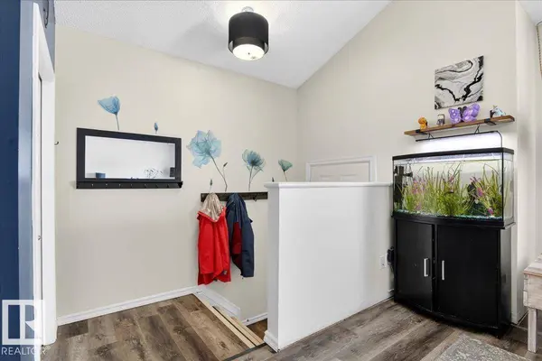2808 25 ST NW, Edmonton, AB T6T 2A3