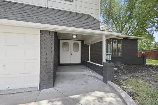 1534 N Valleyview Ct, Wichita, KS 67212