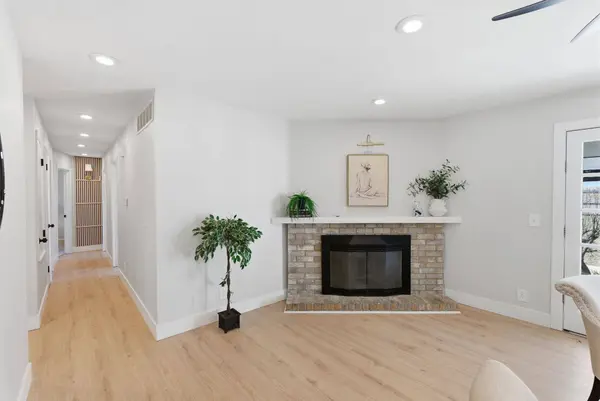 1637 N Timberline Dr, Rose Hill, KS 67133