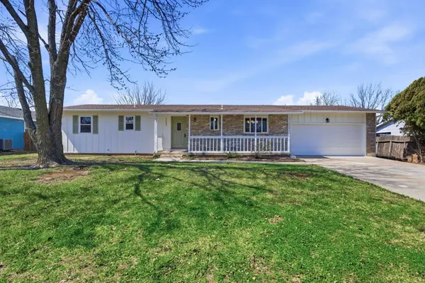 1637 N Timberline Dr, Rose Hill, KS 67133