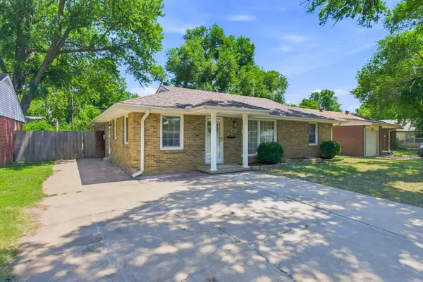 1214 N Westview Dr, Derby, KS 67037
